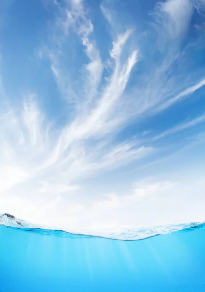 Waterline Θάλασσα Υποβρύχια Και Μπλε Ηλιόλουστο Ουρανό Σύννεφα — Φωτογραφία Αρχείου