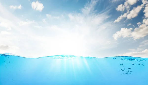 Waterline Sea Underwater Blue Sunny Sky Clouds — Stock Photo, Image