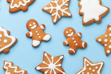 Mavi arka planda zencefilli kurabiyeli Noel kartı. Üst görünüm düzlüğü