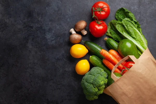 Diversi Alimenti Sacchetto Carta Riciclaggio Tavolo Pietra Vista Dall Alto — Foto Stock