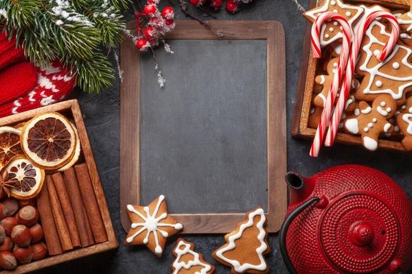 ジンジャーブレッドクッキー モミの木とクリスマスカード 夏の挨拶のためのスペース付きのトップビューフラットレイ — ストック写真
