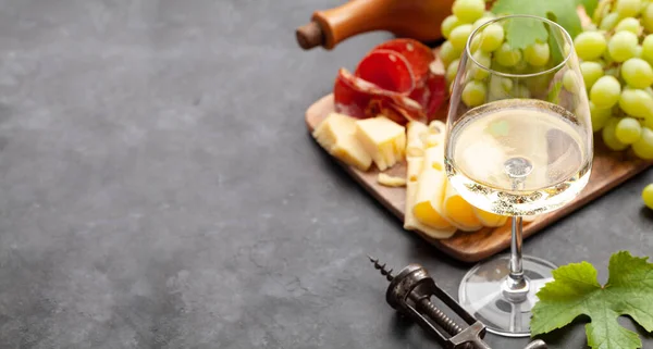 Copa Vino Blanco Tabla Uva Aperitivo Con Queso Jamón Con —  Fotos de Stock