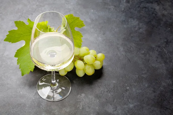 Wit Wijnglas Druif Oude Stenen Tafel Met Kopieerruimte — Stockfoto