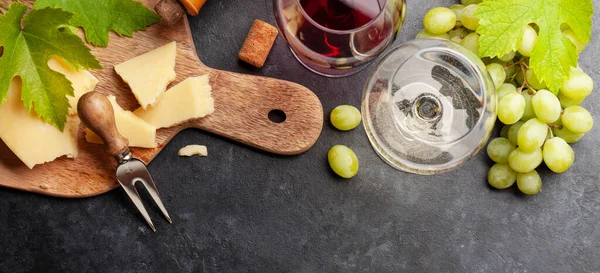 Verres Vin Blanc Rouge Vigne Hors Œuvre Fromage Vue Dessus — Photo