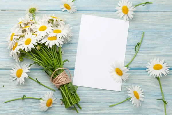 Tuin Kamille Bloemen Boeket Wenskaart Blauwe Houten Tafel Bovenaanzicht Plat — Stockfoto