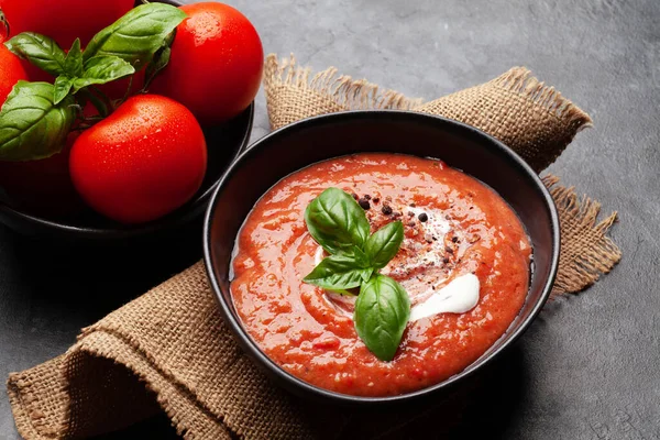 Hausgemachte Kalte Gazpacho Suppe Mit Frischen Tomaten Aus Dem Garten — Stockfoto
