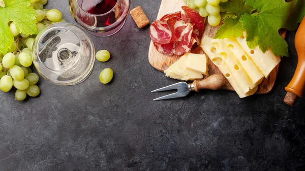 Bicchieri Vino Bianco Rosso Uva Tagliere Con Formaggio Prosciutto Con — Foto Stock