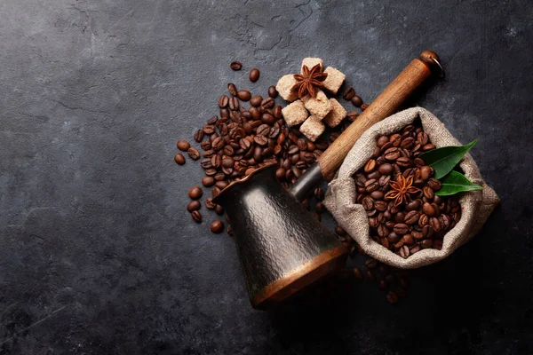 バラップバッグやトルコのジェズベでコーヒー豆を炒めた コピースペース付きのトップビューフラットレイ — ストック写真