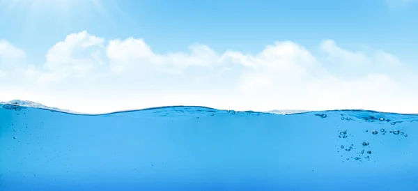 Водолінія Морською Під Водою Блакитним Сонячним Небом Хмарами Сонцем — стокове фото
