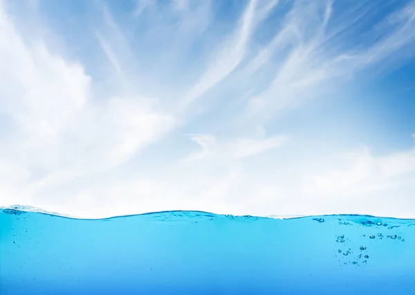 Waterline Com Mar Subaquático Azul Céu Ensolarado Com Nuvens — Fotografia de Stock