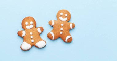 Mavi arka planda zencefilli kurabiyeli Noel kartı. Üst görünüm düzlüğü Xmas selamları için boşluk ile yatıyordu