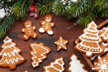 İçinde zencefilli kurabiye ve köknar ağacı olan bir Noel kartı. Üst görünüm düzlüğü