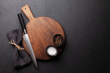 Boş kesim tahtası, bıçak ve baharatlar. Yemek tarifin için şablon