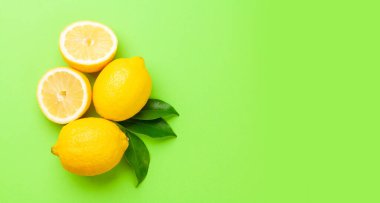 Yeşil arka planda taze limon. Üst görünüm düzlüğü kopyalama alanı ile yatıyordu