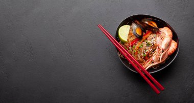 Karışık kızarmış erişte, karides ve sebzeli waok. Üst görünüm düzlüğü kopyalama alanı ile yatıyordu