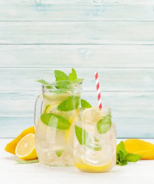 Limonlu ev yapımı limonata sürahi ve cam kavanozda nane şekeri.