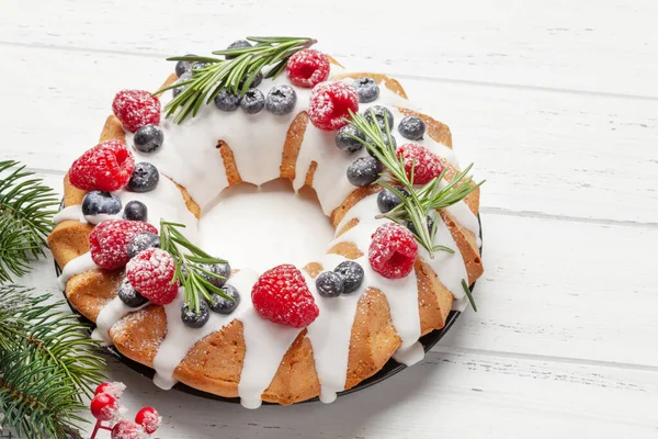 Bolo Natal Com Bagas Abeto Mesa Madeira — Fotografia de Stock