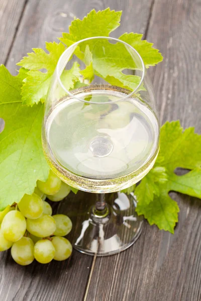 Beyaz Şarap Kadehi Tahta Masada Beyaz Üzüm — Stok fotoğraf