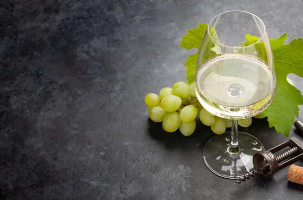 陈旧石台上的白葡萄酒杯 葡萄和老式软木塞螺丝 有复制空间 — 图库照片