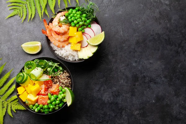 Tazones Con Camarones Salmón Aguacate Mango Comida Tradicional Hawaiana Vista — Foto de Stock