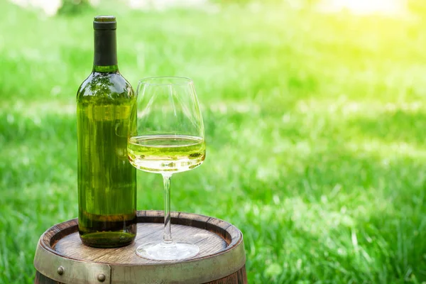 Wine Bottle Glass Old Wine Barrel Front Green Meadow Copy — Stock Photo, Image