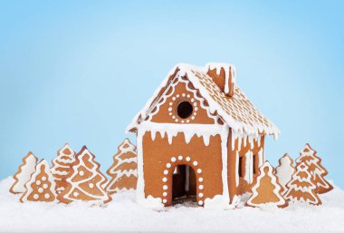 Noel tebrik kartı, zencefilli kurabiye evi, kardaki zencefilli köknar ağaçları ve kopyalama alanı