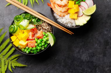 Karides, somon, avokado ve mango dolu kaseler. Geleneksel Hawaii yemeği. Üst görünüm düzlüğü kopyalama alanı ile yatıyordu