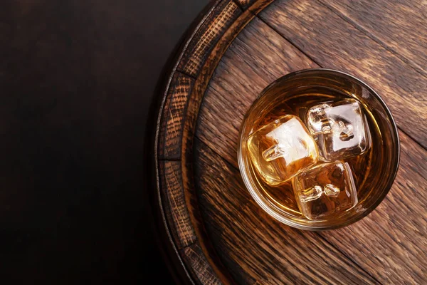 Whisky Whisky Glas Oude Houten Vat Met Kopieerruimte Bovenaanzicht Vlak — Stockfoto