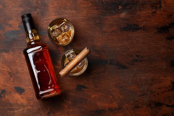 Bouteille Whisky Écossais Verres Cigare Avec Espace Copie Vue Dessus — Photo