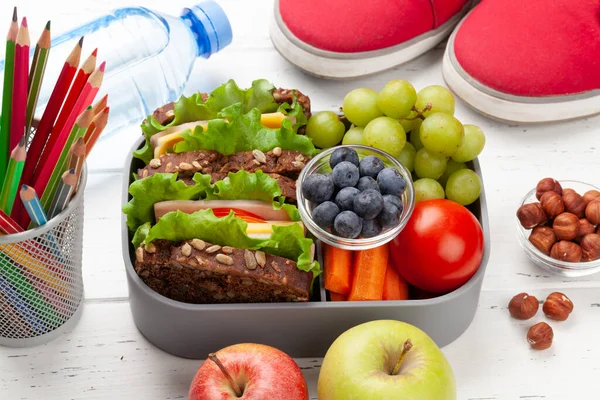 Gesunde Lunchbox Mit Sandwich Und Frischem Gemüse Wasserflasche Nüssen Und — Stockfoto