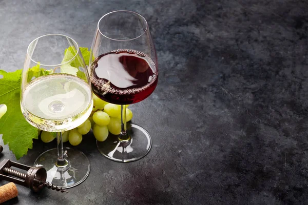 Witte Rode Wijnglazen Witte Druiven Stenen Tafel Met Kopieerruimte — Stockfoto