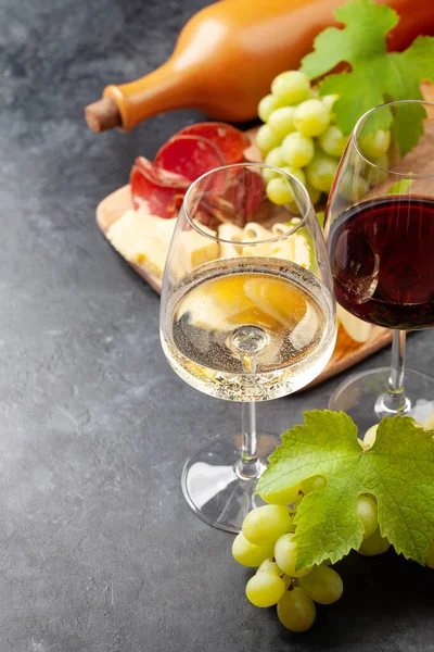 Copos Vinho Branco Tinto Tábua Uva Aperitivo Com Queijo Presunto — Fotografia de Stock