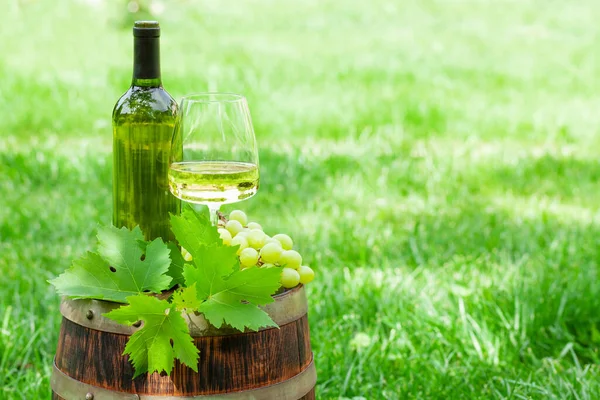 Wine Bottle Glass White Wine Grape Old Barrel Copy Space — Stock Photo, Image