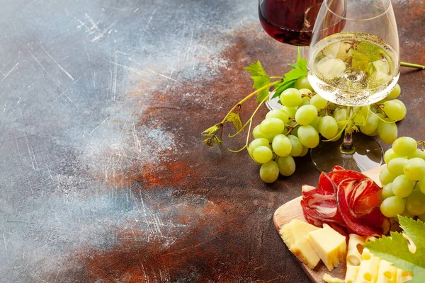 Bicchieri Vino Bianco Rosso Uva Tagliere Con Formaggio Prosciutto Con — Foto Stock