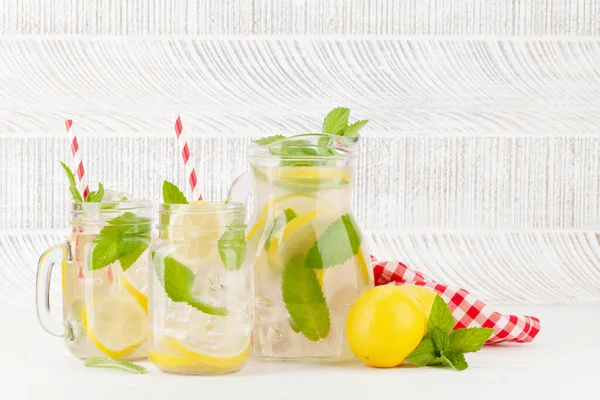 新鲜的自制柠檬水 加柠檬和薄荷糖 放在水壶和玻璃瓶中 — 图库照片