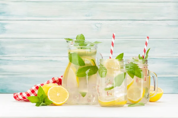 ピッチャーとガラス瓶でレモンとミントと新鮮な自家製レモネード — ストック写真