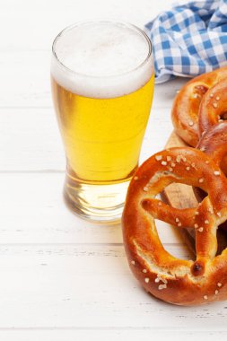 Bira bardağı ve ev yapımı deniz tuzlu kraker. Klasik bira atıştırmalığı.