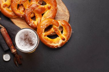 Bira bardağı ve ev yapımı deniz tuzlu kraker. Klasik bira atıştırmalığı. Üst görünüm düzlüğü kopyalama alanı ile yatıyordu