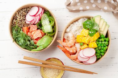 Karides, somon, avokado ve mango dolu kaseler. Geleneksel Hawaii yemeği. Üst görünüm düzlüğü