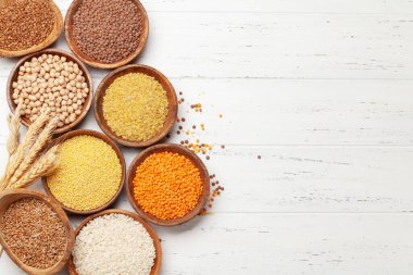 Glütensiz mısır gevreği. Pirinç, karabuğday, mısır, kinoa ve darı ahşap kaselerde. Üst görünüm düzlüğü kopyalama alanı ile yatıyordu