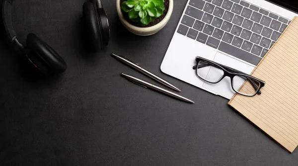 Escritorio Negocios Lugar Trabajo Objetos Oficina Sobre Fondo Cuero Negro —  Fotos de Stock