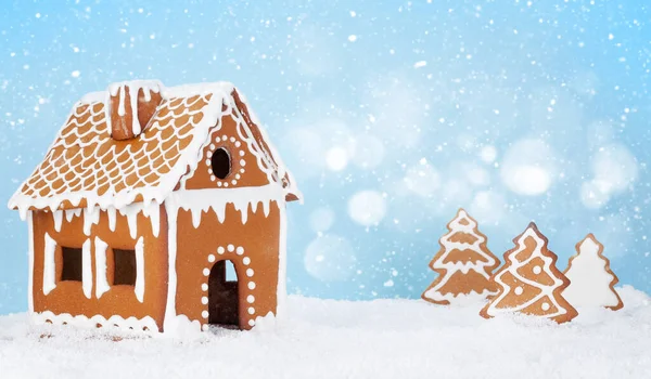 Weihnachtsgrußkarte Mit Lebkuchenhaus Lebkuchen Tannenbäumen Schnee Und Kopierraum — Stockfoto
