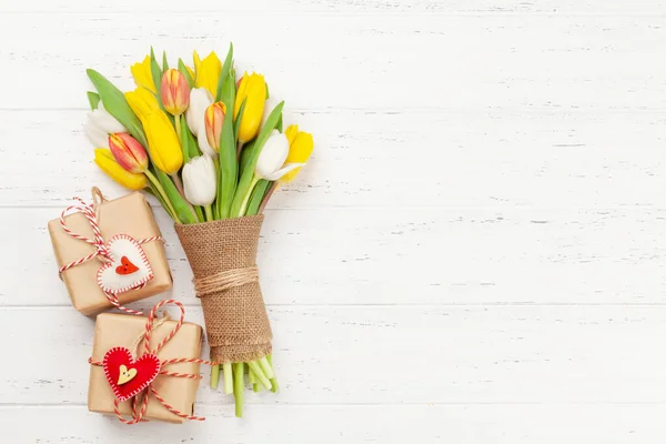 Bouquet Fleurs Tulipes Colorées Boîtes Cadeaux Avec Décor Forme Coeur — Photo