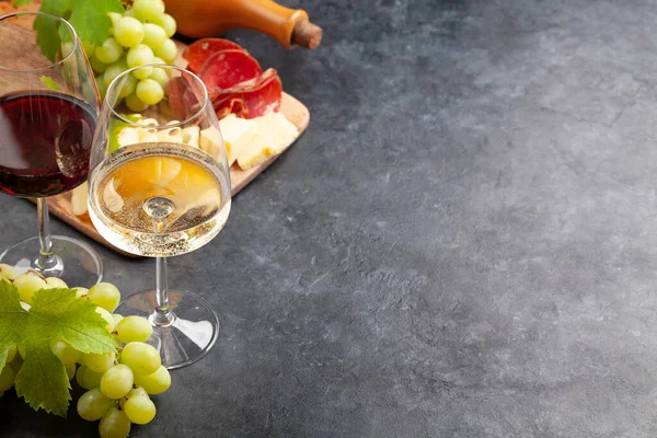 Bicchieri Vino Bianco Rosso Uva Tagliere Con Formaggio Prosciutto Con — Foto Stock