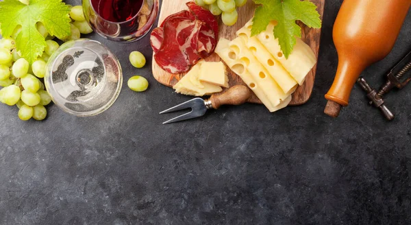 White Red Wine Glasses Grape Appetizer Board Cheese Prosciutto Copy — Stock Photo, Image