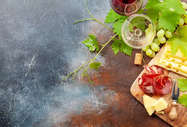 Verres Vin Blanc Rouge Vigne Hors Œuvre Avec Fromage Prosciutto — Photo