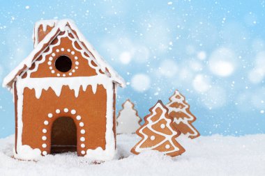 Noel tebrik kartı, zencefilli kurabiye evi, kardaki zencefilli köknar ağaçları ve kopyalama alanı