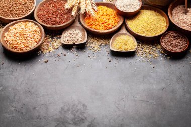 Glütensiz mısır gevreği. Pirinç, karabuğday, mısır, kinoa ve darı ahşap kaselerde. Kopyalama alanı ile