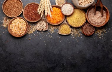 Glütensiz mısır gevreği. Pirinç, karabuğday, mısır, kinoa ve darı ahşap kaselerde. Üst görünüm düzlüğü kopyalama alanı ile yatıyordu