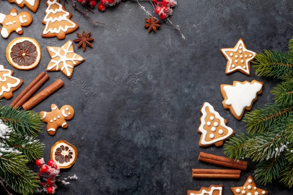 Kerstkaart Met Peperkoek Koekjes Specerijen Bovenaanzicht Plat Lag Met Kopieerruimte — Stockfoto